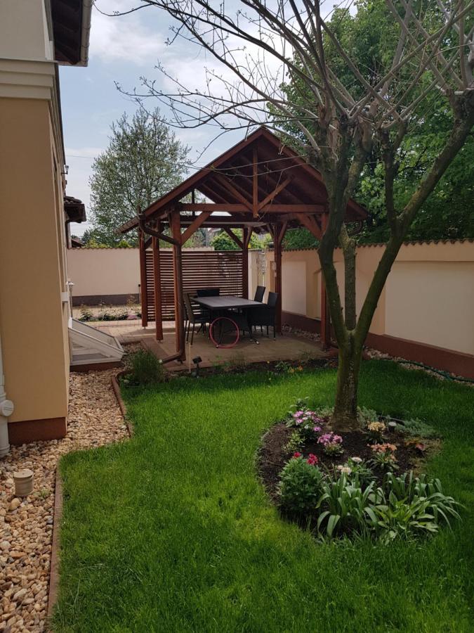 Elek Apartmanhaz Хайдусобосло Экстерьер фото