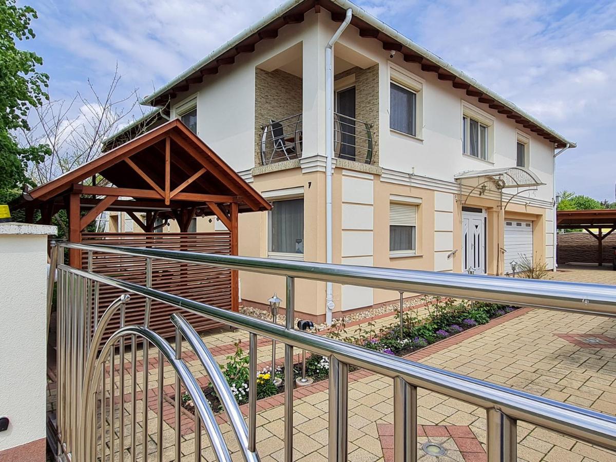 Elek Apartmanhaz Хайдусобосло Экстерьер фото