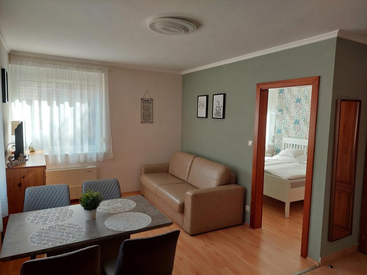 Elek Apartmanhaz Хайдусобосло Экстерьер фото