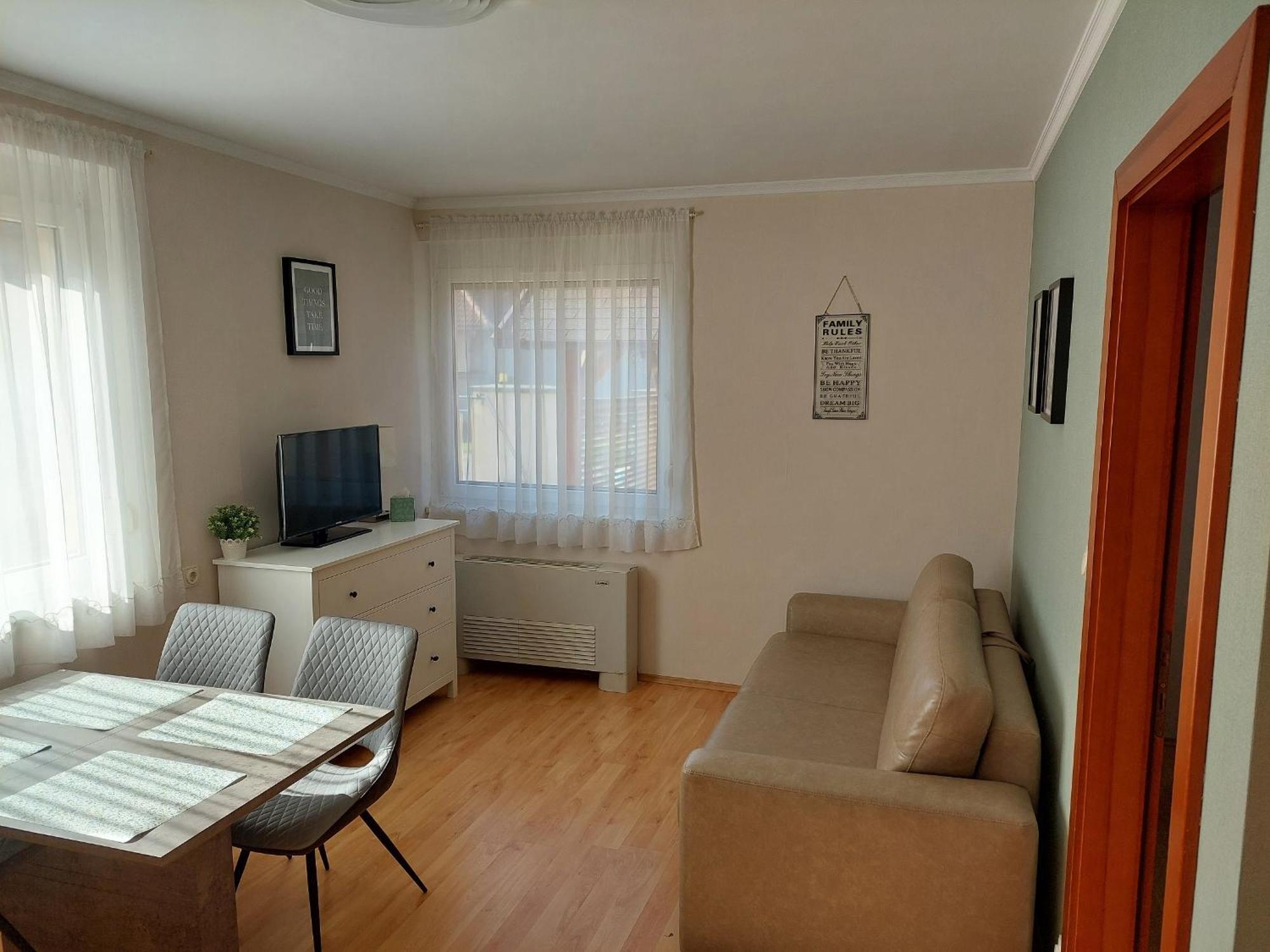 Elek Apartmanhaz Хайдусобосло Экстерьер фото